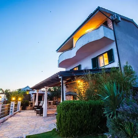 Holiday home Family Friendly House With A Swimming Pool Lokva Rogoznica, Omis - 4328